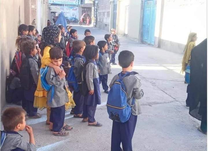 astianmi's tweet photo. Esta foto es de hoy, 16 de agosto del 2021 en una escuela de Kabul, capital de Afganistán. 
Hoy cuando cerraban, los profesores de este colegio se despidieron de las niñas y las mujeres, ya que por el régimen talibán, nunca más podrán ir a la escuela a aprender...

#Afganistan 🇦🇫 https://t.co/Hq53W0hcQW
