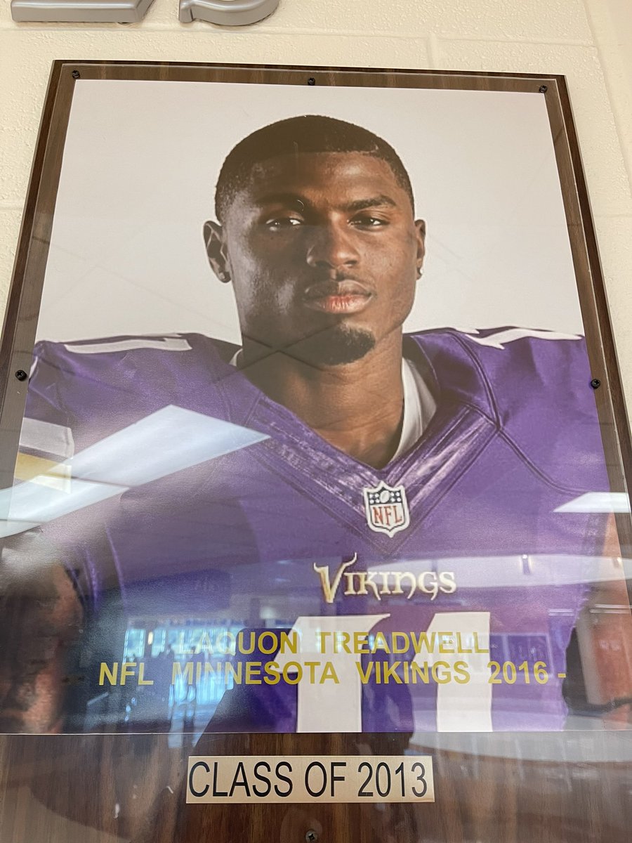 kingtay_1_'s tweet photo. Shoutout to @SuccessfulQuon for being the star at Crete Monee. Picture STILL hangs on the wall!! Son says he definitely want to be apart of that wall! #CreteMonee #freshmanorientation https://t.co/bNLHAtehax