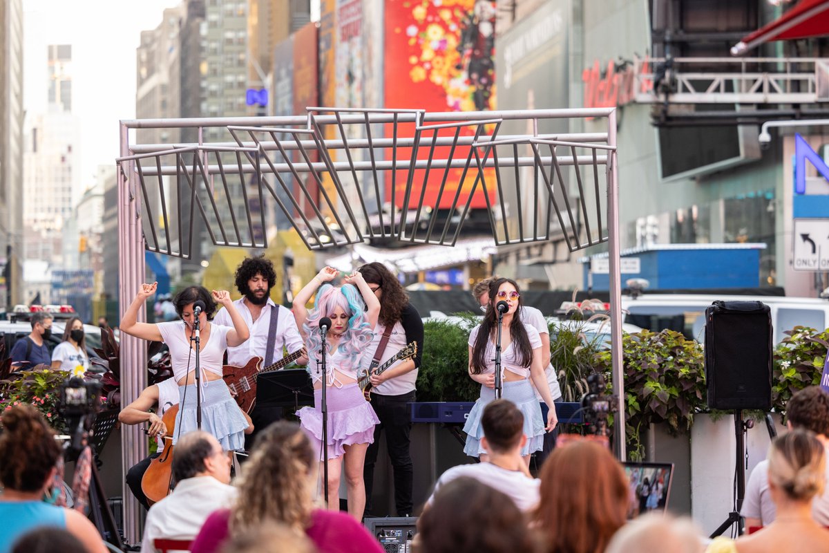 Some more photos from our <a href="/TimesSquareNYC/">Times Square</a> show, taken by the awesome <a href="/MichaelHullNYC/">Michael Hull</a>! You can see the full set at tinyurl.com/ymmapmdx