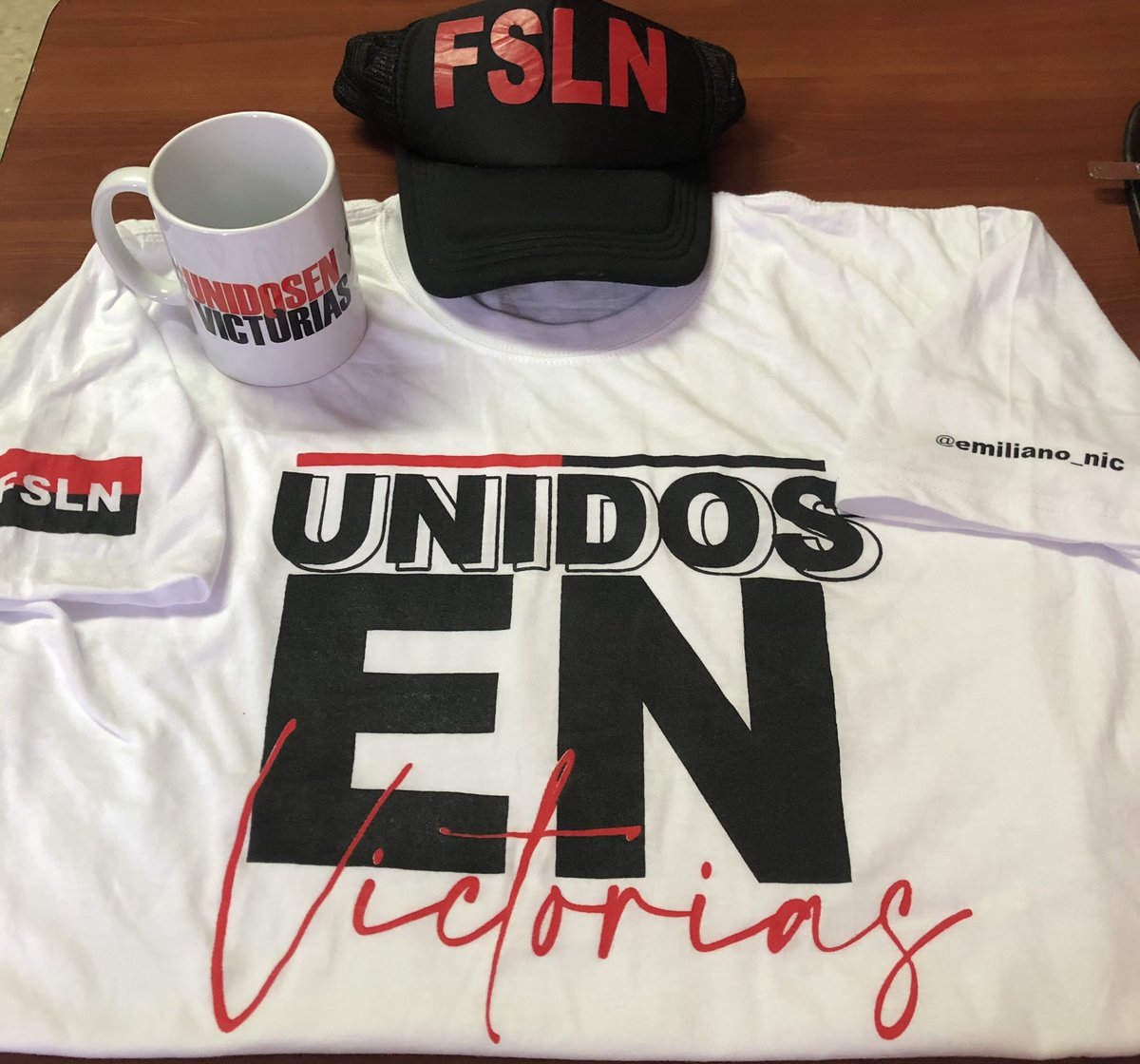 🥳 Qué Alegría más alegre!!! Muchas gracias a los compañeros de #UnidosEnVictorias por este detallazo ❤️🖤🇳🇮 Seguimos dando la batalla en la trinchera de las redes sociales por nuestra #NicaraguaLinda Thanks you!!! <a href="/FloryCantoX/">Flor y Canto 🇳🇮</a> <a href="/ElMachoAguero/">🇳🇮🐦 🅴🅻🅼🅰🅲🅷🅾🅰🅶🆄🅴🆁🅾 🔴⚫</a>