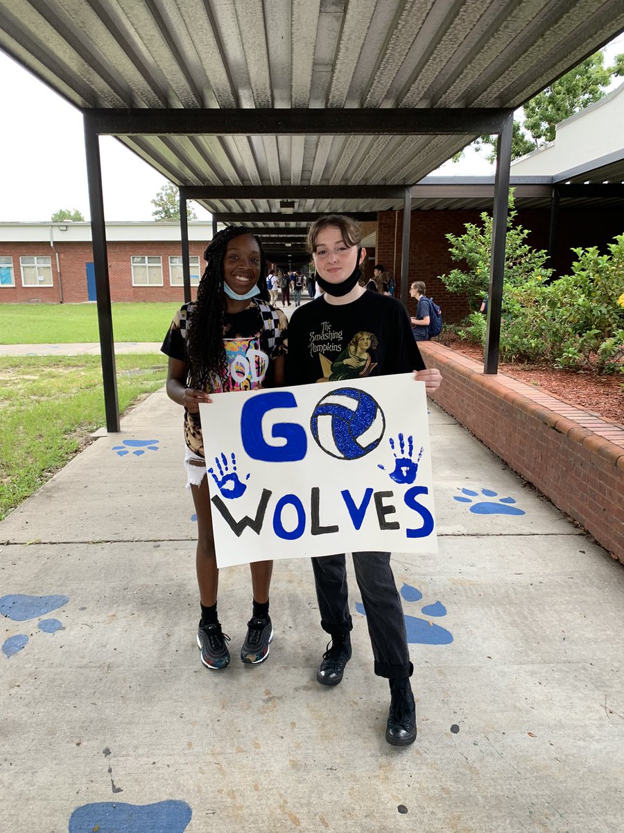 Deltona High spirit everywhere! Welcoming our students to the new year! It’s going to be an awesome year! Go Wolves! 💙🐺<a href="/DHSHappenings/">Deltona High School Happenings</a> @GravesWebster