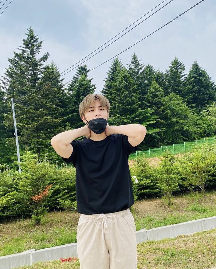 xiaophonluv's tweet image. combinamos nuestros outfits con las mascarillas 

#WayzenniZipaiDay #WZD #XIAOJUN #샤오쥔 @WayV_official