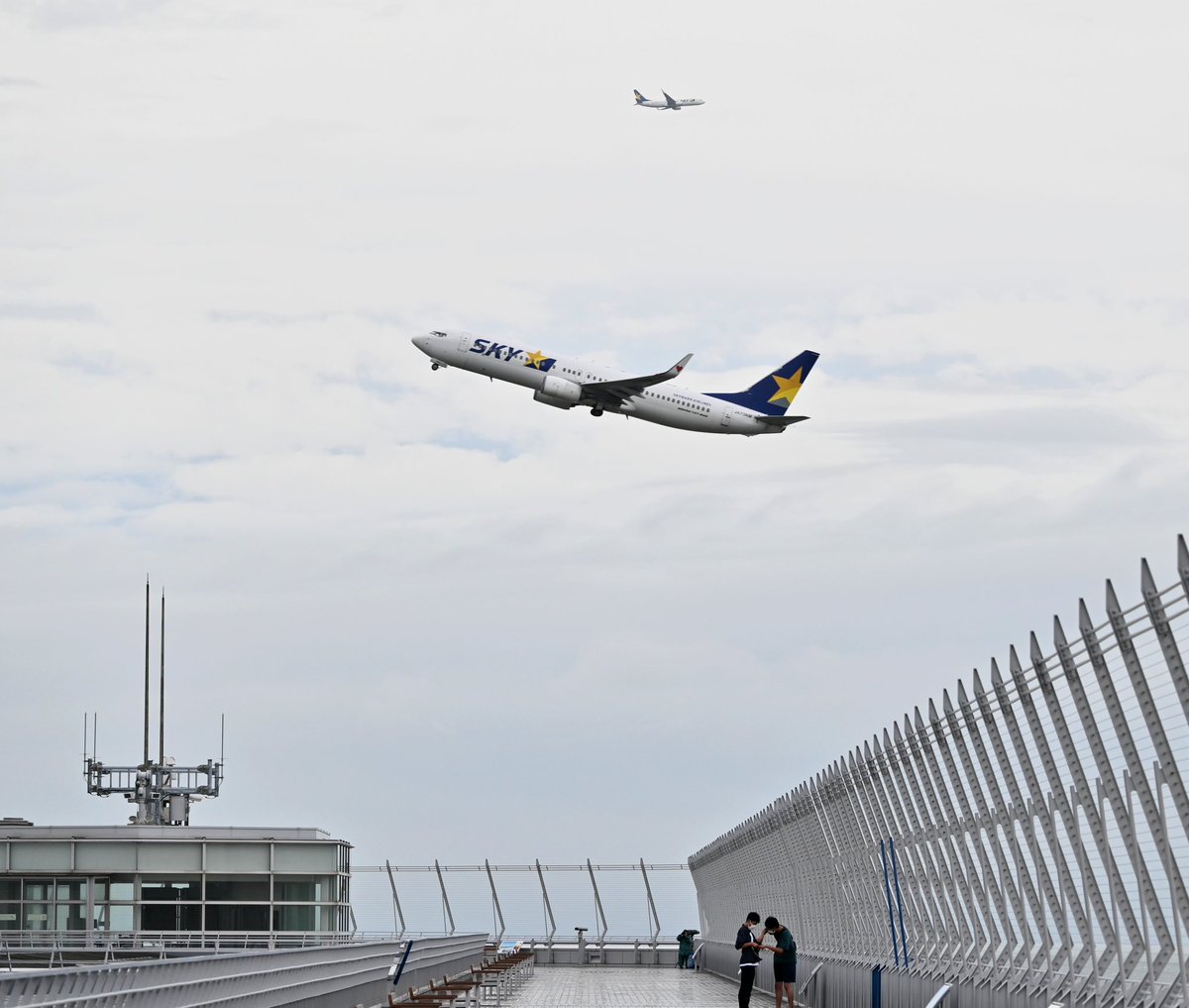 中部国際空港セントレア スカイマーク761便が新千歳に向けて出発しました 奥を飛行しているのもスカイマークのb737 こちらは セントレアで訓練飛行を行っている最中です 中部国際空港セントレア スカイマーク761便が新千歳に向けて出発しました 奥を飛行しているのもスカイマークのb737 こちらは セントレアで訓練飛行を行っている最中です