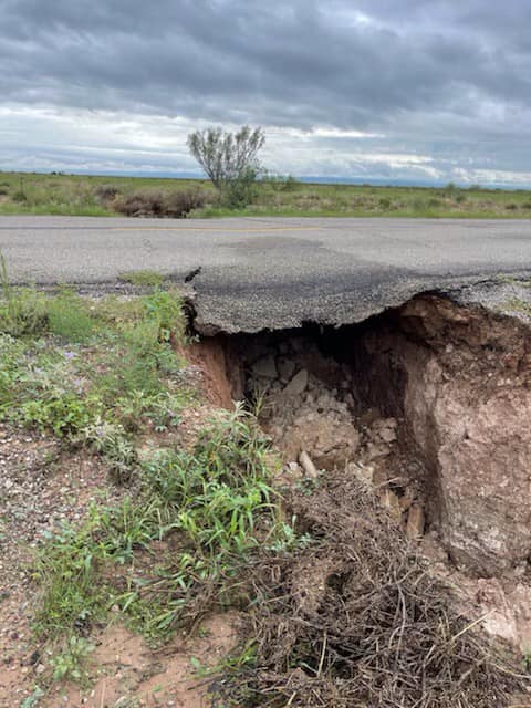 AlertaMundial19's tweet photo. #EEUU: Enormes fisuras terrestres agrietan el suelo del condado de Cochise, #Arizona: muchas carreteras cerradas..
16 de agosto del 2021 https://t.co/qnrvleaG5b