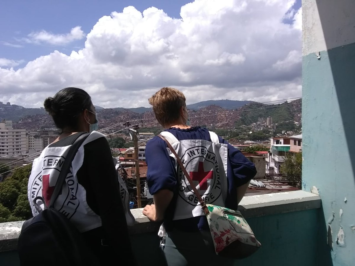 CICR_ve's tweet photo. Después de los eventos violentos por los que atravesó la comunidad de la Cota 905 y las zonas aledañas el pasado mes de julio, el CICR visitó el Colegio Sucre ubicado en la Cota, Sector El Peaje, para constatar el estado de la escuela y otras zonas cercanas (...) 

Sigue 👇🏼 https://t.co/K3jKvncYNm