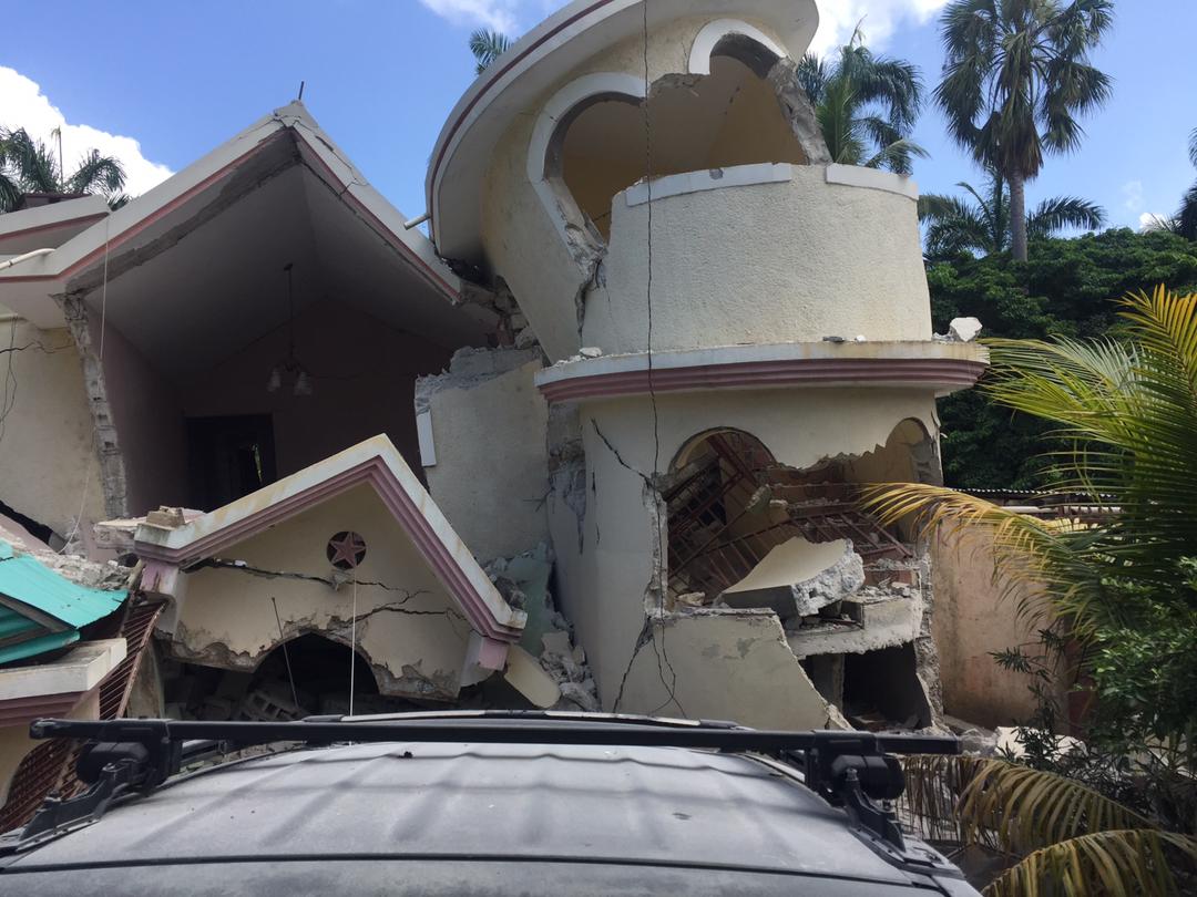 Ma mère m'apprend que la maison qu'elle avait fait construire en Haïti est détruite. J'y ai de beaux souvenirs... Ma famille va bien, et je sens une profonde tristesse pour ceux qui ont perdu les leurs ou les recherchent. Comme tout peut basculer rapidement... Il faut vivre.