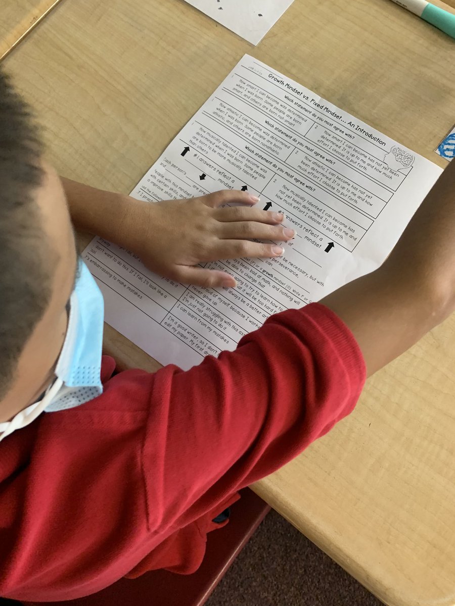 0711Sunshine's tweet photo. Ms. O’Donnell teaching her students about a fixed vs. growth mindset. Thank you Mrs. Brandão for sharing a real world example. #connectwithstudents #buildingrelationships #weareavid🎓 #teamsunshine☀️ #OTOD❤️ https://t.co/1BEsjQXk4D