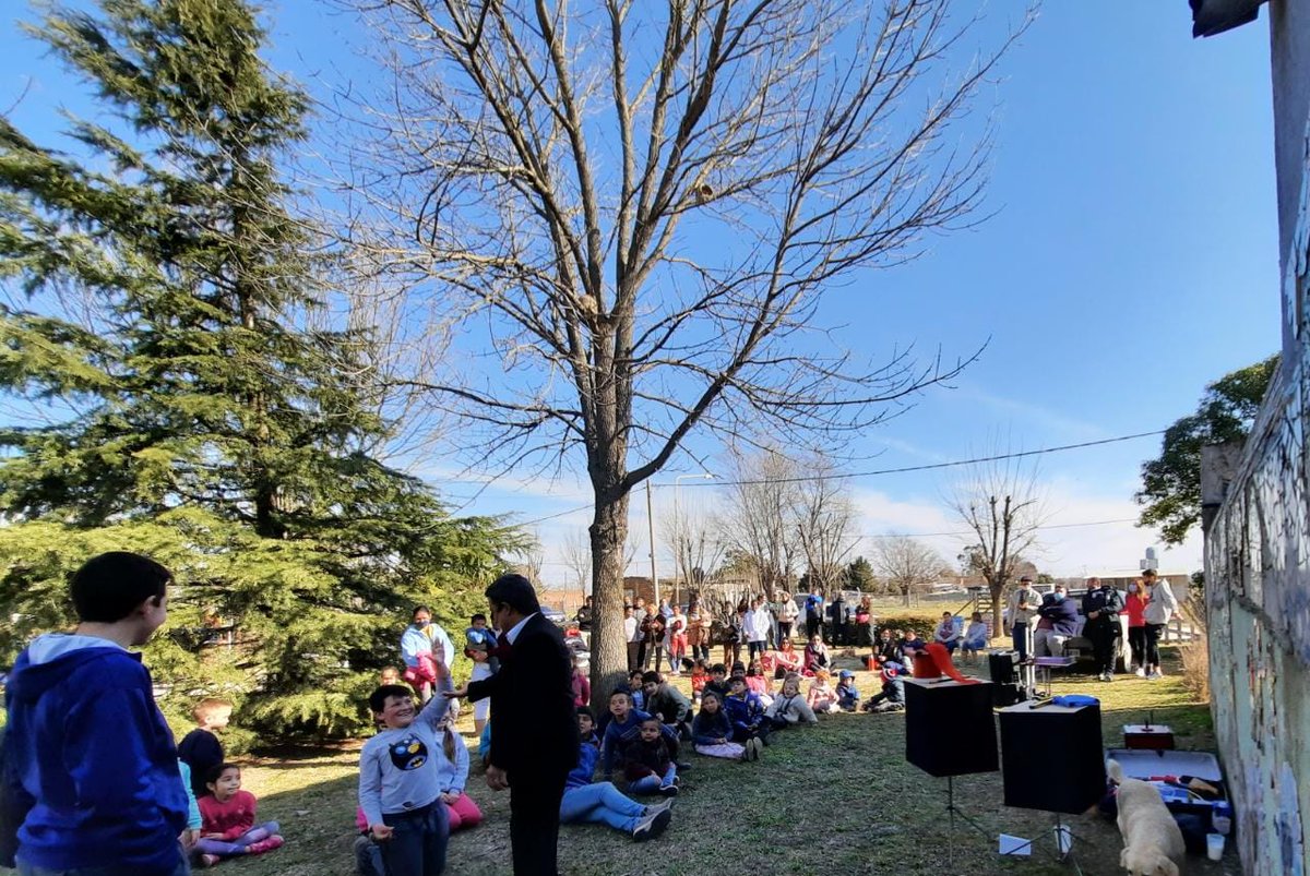 gastonduarte85's tweet photo. En el marco de las actividades del Mes de la Infancia hoy estuvimos en Cura Malal dónde lxs niñxs pudieron jugar y disfrutar de diversas actividades.

Próximos encuentros:
- Sábado 21 en Pasman y Barrio Balcarce.
- Sábado 28 en Villa Arcadia.

@suarezmunicipio
#LaVidaQueQueremos https://t.co/J2CvEpIBru