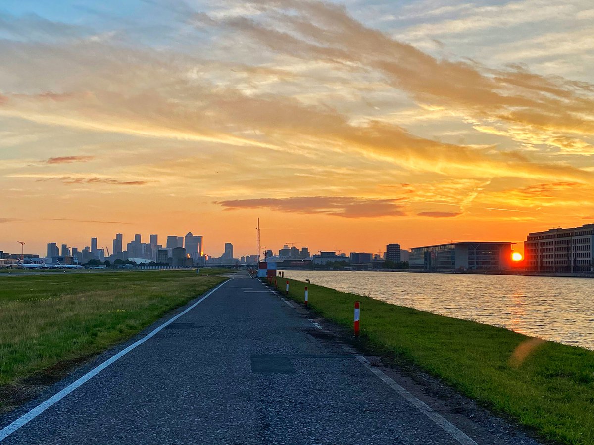 darrenref1's tweet photo. A beautiful evening at work moving around the airfield keeping it safe while watching the sun go down. #ops6 #opsofficer https://t.co/ai5XRVFzmd