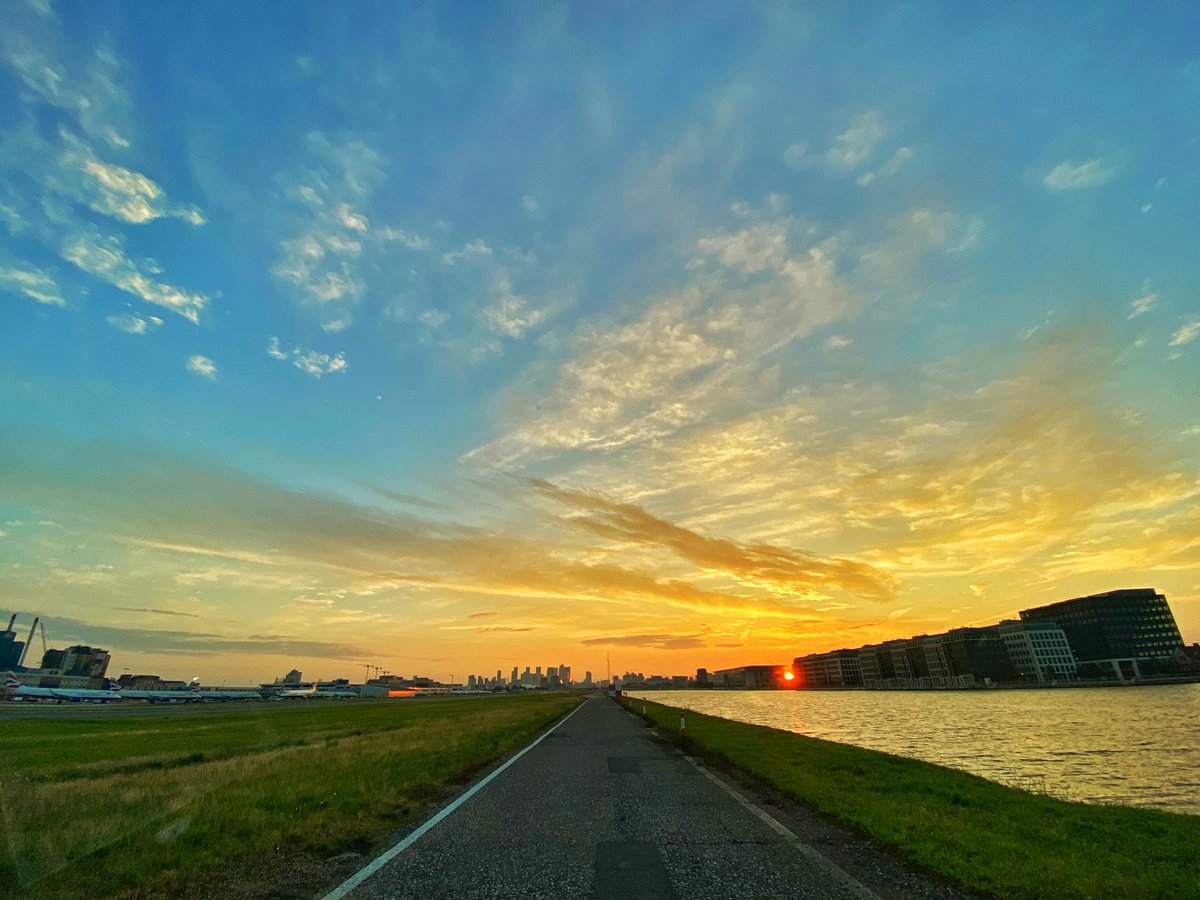 darrenref1's tweet photo. A beautiful evening at work moving around the airfield keeping it safe while watching the sun go down. #ops6 #opsofficer https://t.co/ai5XRVFzmd
