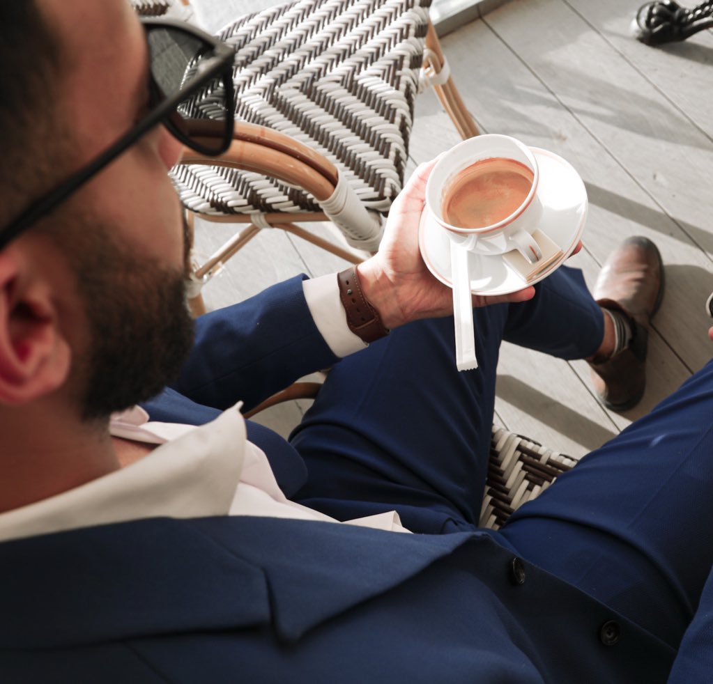 لا تشتري بايعك وتبيع شاريك .