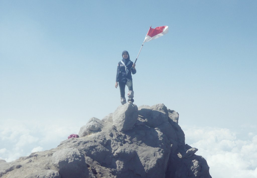 AyushiWulan's tweet photo. Selamat Ulang Tahun Indonesia. Semoga alamnya slalu terjaga dan keadaan lekas membaik. 🇮🇩❤
#hutri76 #ri76 #mtmerapi https://t.co/ObzziUZ9Yq