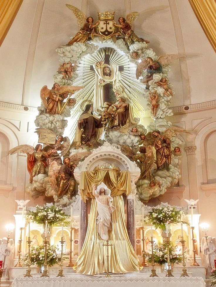 ангелы в католицизме. жертвенник в храме. резьба по дереву ангел. ангелы в алтаре. ангел в церкви.