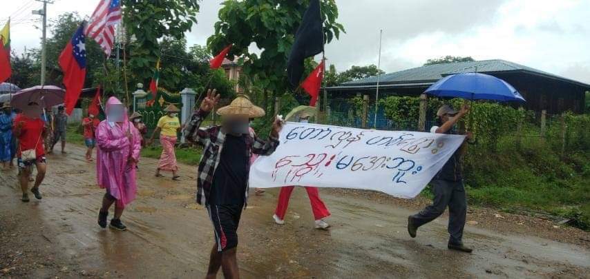 LeeDam_3's tweet photo. Protesters in #Lonekhin group of #Hpakant Tsp hoisted flags and marched through the village. Children and elderly raised three fingers to show their solidarity with the protesters.
SIGN THE PETITION FOR NUG

#Aug17Coup 
#WhatsHappeningInMyanmar https://t.co/dRXIVeAqfs