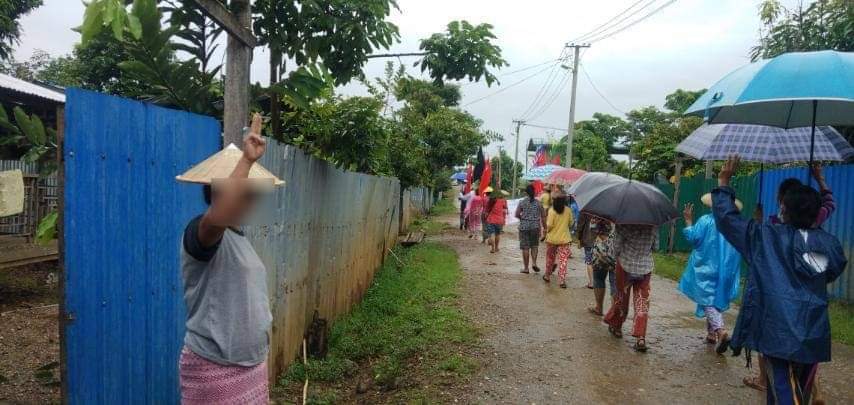 LeeDam_3's tweet photo. Protesters in #Lonekhin group of #Hpakant Tsp hoisted flags and marched through the village. Children and elderly raised three fingers to show their solidarity with the protesters.
SIGN THE PETITION FOR NUG

#Aug17Coup 
#WhatsHappeningInMyanmar https://t.co/dRXIVeAqfs