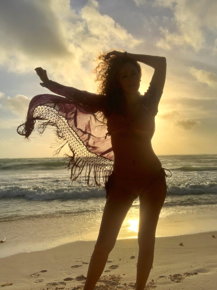 Susana_Lozano's tweet photo. …y el viento me lleva en la dirección correcta desde ese día …
.
🌬🌬🌬
.
Go with the flow…
#sinresistencia #theheartknows #gowiththeflow #letthewindblow #siempreenmovimiento #intherightdirection #sunrise #sunrise2021 #susanalozano https://t.co/dE3ufVDYu0