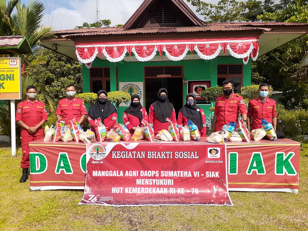 DaopsSiak's tweet photo. #sahabat_sipongi

Hari ini Manggala Agni Daops Sumatera VI Siak melaksanakan :
- Upacara bendera 17 Agustus 2021
- Bhakti sosial memberikan semabako kepada masyarakat sekitar Daops.
@ditjenppiklhk 
@sipongi_klhk https://t.co/p2Uyjcg4Aw