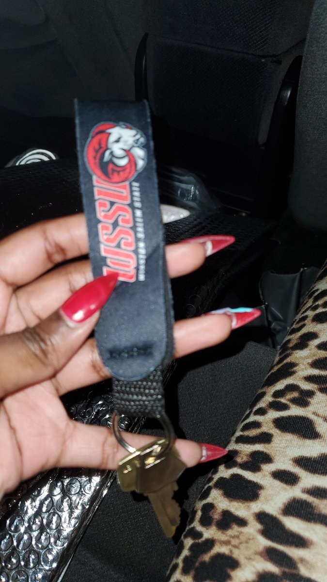 EboneGramblin's tweet photo. Whoever went to the NCAT Gym Jam Finale party tonight, you lost your house keys. If they belong to you, please pm so you can get into your housing. #WSSU #ncat https://t.co/LagC7UnWR6