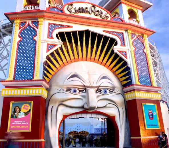 According to <a href="/abcnews/">ABC News</a> there are fears that coronavirus is circulating undetected in St Kilda. Meanwhile this poor bastard has been waiting patiently for hours for his COVID swab. #covidaus