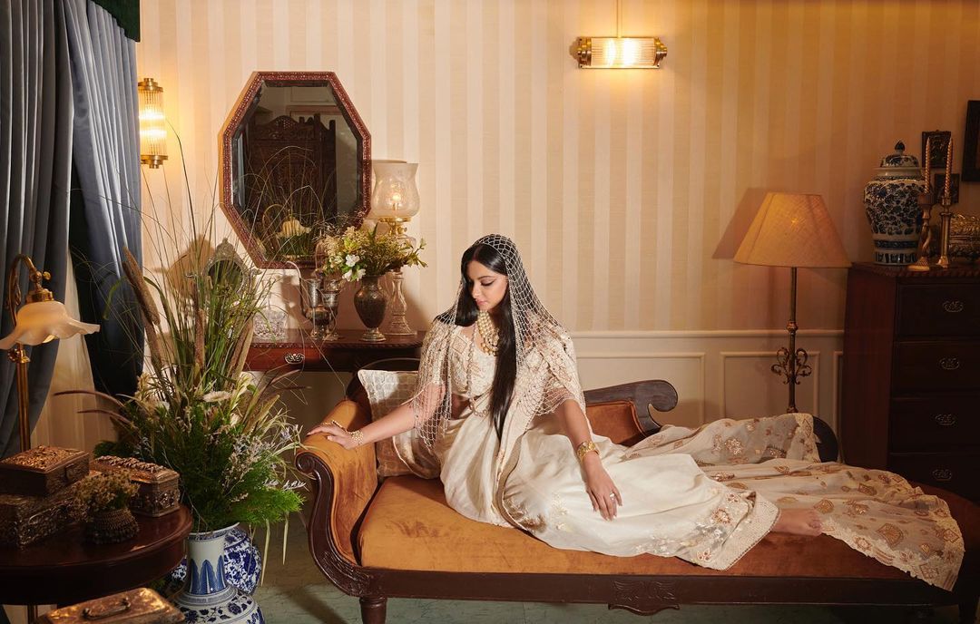 ThreadsWerindia's tweet photo. With Husband #KaranBoolani By Her Side, #RheaKapoor Looks Elegant In Her Minimal #BridalLook In An #IvorySaree https://t.co/tR97UiuIrn #Threads
PC:- Rhea Kapoor's and Karan Boolani's Instagram https://t.co/ZJ0jKYjdl9