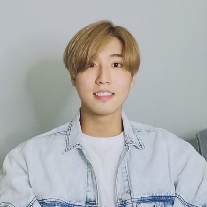 lovestayskzoo's tweet photo. @starfess Dia emang suka oleng min, harap dimaklumi🥲
kena karma itu gegara bikin Stay oleng mulu
Buru-buru matiin vlive 3menit sebelum #UnveilTrack_DOMINO keluar, lihat dualitynya😌 https://t.co/arH0uPCJHI