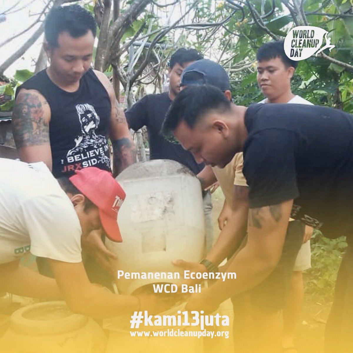 wcdindonesia's tweet photo. Tahukah kamu bahwa disinfektan dan hand sanitizer yang awalnya berbahan kimia ternyata dapat digantikan dengan eco-enzyme loh! 

Eco-enzyme adalah cairan alami serba guna yang merupakan hasil fermentasi gula merah, limbah buah/sayuran dan air dengan perbandingan 1:3:10. https://t.co/pnqakao2NX