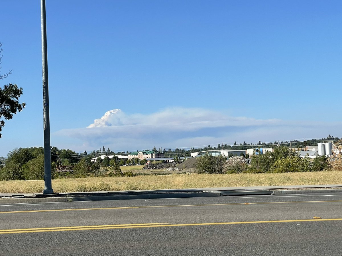 BobbyJohnstonWX's tweet photo. Pryocumulus from #Devilsknob fire in Douglas county. This photo was taken in Medford. https://t.co/dDSp7dgpzd