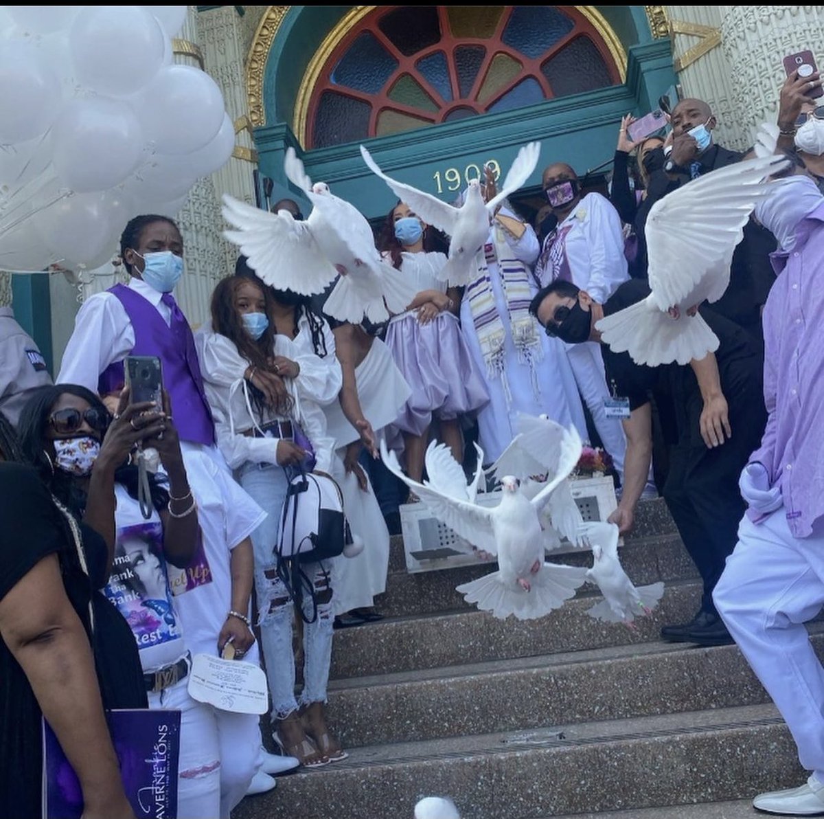 iamsassydani's tweet photo. Keyshia Cole and family said their goodbyes to Frankie. Rest easy Frankie
.
.
.
.
.
#iamsassydani #keyshiacole #frankie #resteasyfrankie #longlivefrankie #sassythoughtswithdani #🕊 #flyhighangel #continuetorestinpeace #neffie #gonebutneverforgotten https://t.co/ml0OCqS4si
