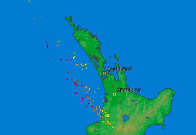 WeatherWatchNZ's tweet photo. Here's the latest public rain radar image (courtesy MetService) with the lightning tracker side by side.

Main risk for heavy downpours/thunder only as the front first moves in, then lighter rain/showers after.

View the live NZ #LightningTracker here: https://t.co/b7309qhVTk https://t.co/SqaxjqMlKo