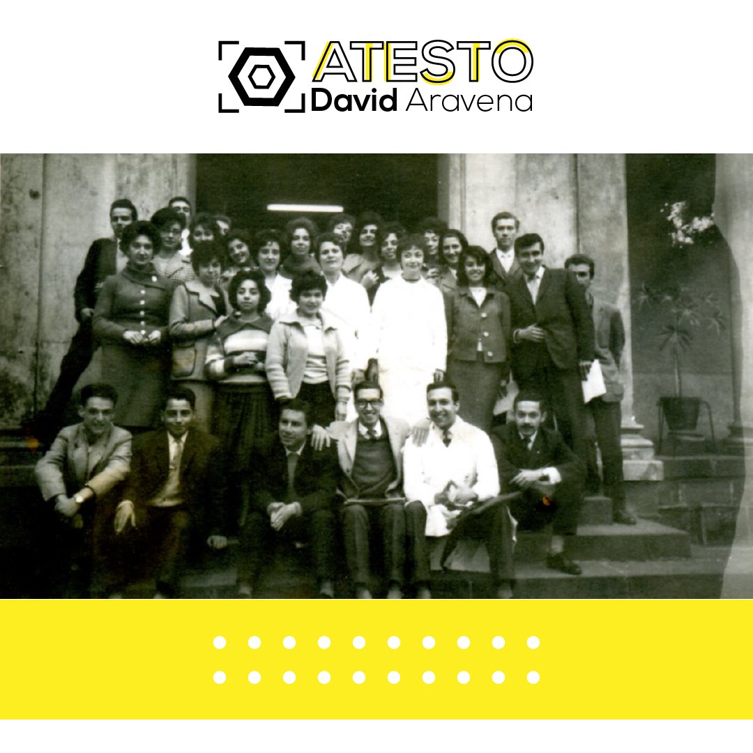 MuseoQuimfarm's tweet photo. #atesto 
[Título] Foto del recuerdo
[Fecha] 1955 (aproximado)
[Autor] Enrique Melian 
@QuimicaUdeChile @sisibuchile @stgocultura @eligecultura
#fotografía #Photography #exposición #museo #historia #escuela #mesdelafotografía #vicuñamackenna20 #recuerdo #documento https://t.co/VUc4FJXqfE