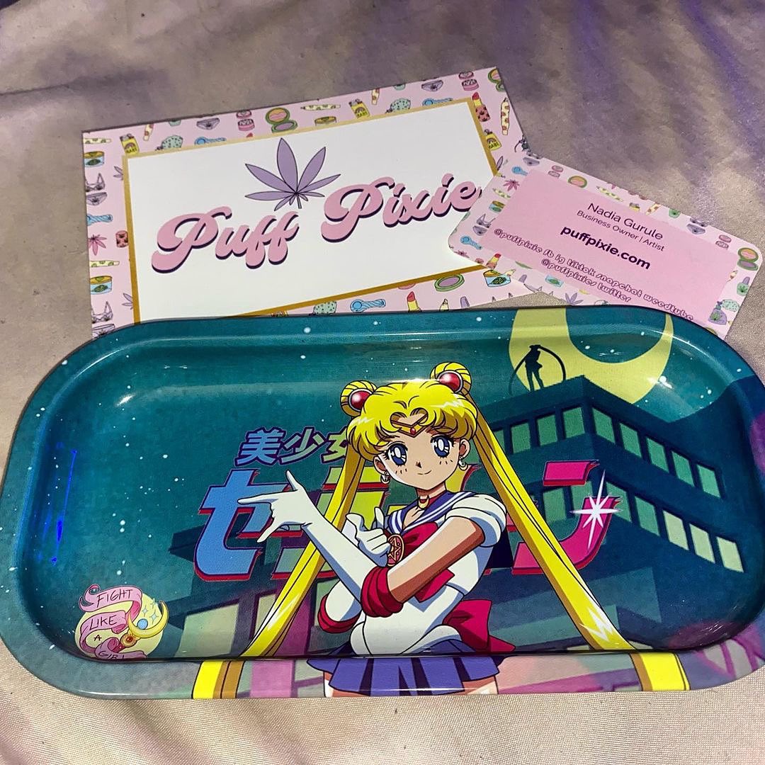 puffpixies's tweet photo. How cute is this? π thank you very much! β€οΈπ₯³ available at the link in bio
#repost @imlinalotts
γ»γ»γ»
Just received this Sailor Moon π π tray from @puffpixie Iβm so in love ! Thank you so much π
#puffpixie #sailormoon #420 #420artwork #anime #aesthetic #420community https://t.co/ecUlLfvwOb