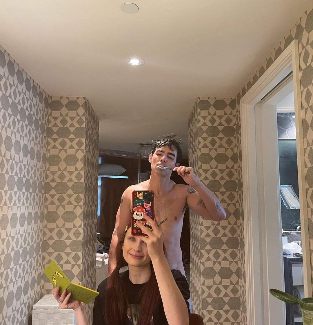 jobroshappiness's tweet photo. La dicha y fortuna de ser la esposa de Joe Jonas y poder verlo como Dios lo mandó a la vida chau https://t.co/QH92kh3xWp