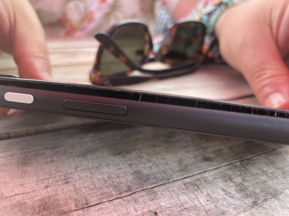 kristenmeinzer's tweet photo. Hey @google, my husband’s #googlepixel 4 battery is swelling, will it explode? @madebygoogle https://t.co/qpmFRPLhW6