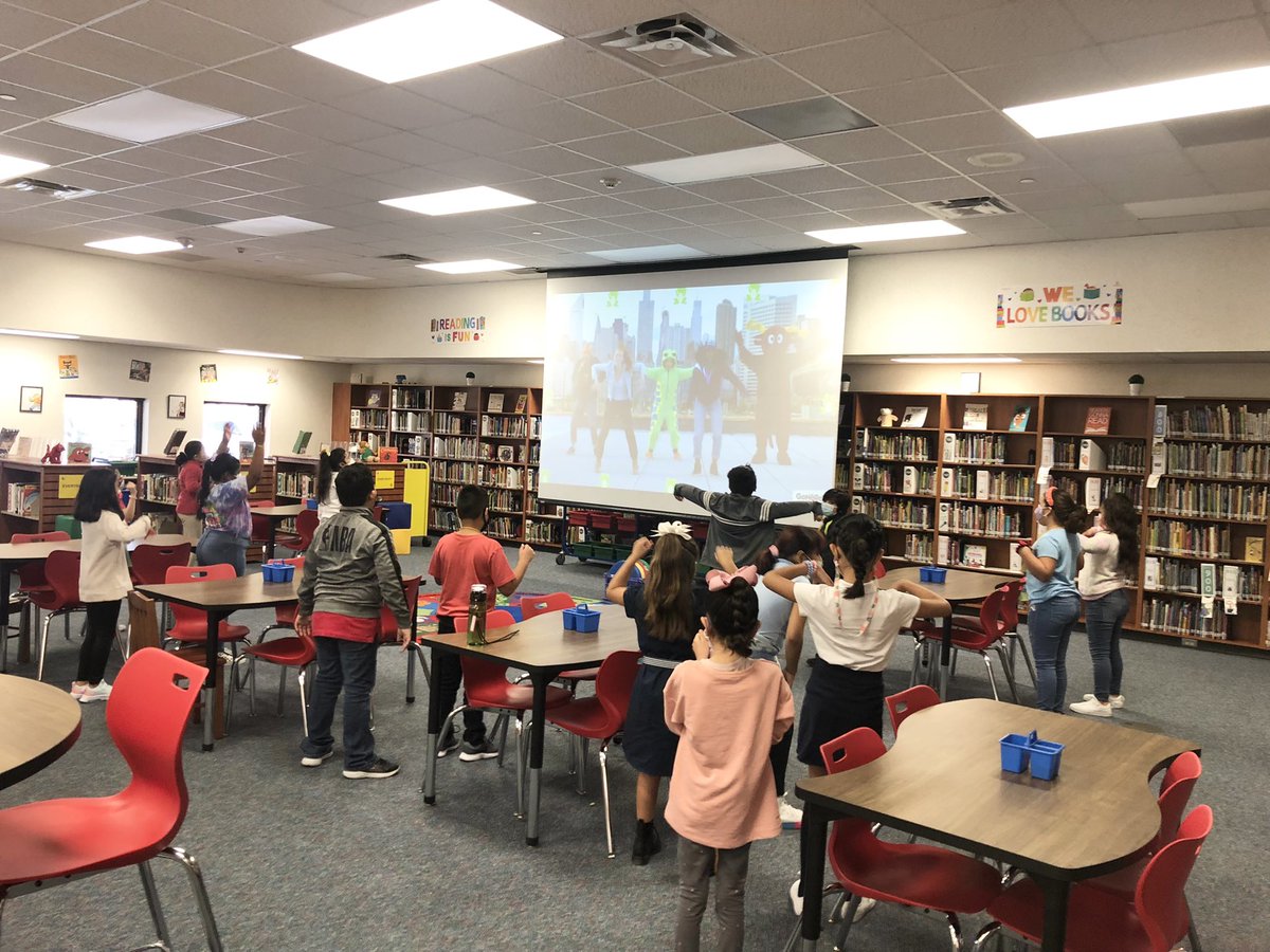 CypresswoodLMC's tweet photo. The first day was great! Started year 7 off with greeting the friends this morning and welcoming them back! May the upcoming months be filled with good health, creating student relationships & academic growth! #AldineFirstDay21 #AldineForward @AldineISD @aldinelibraries 📚🤗! https://t.co/8dFI34JdUx