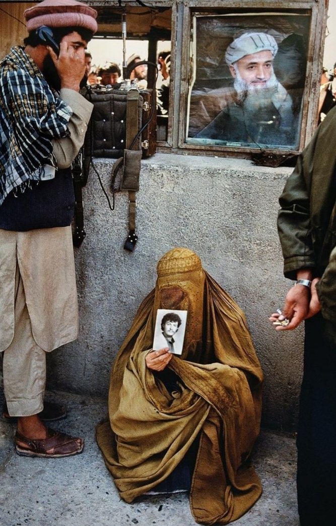 jaipurwalk's tweet photo. @AskAnshul Are we going backward in history ?

A women outside the presidential palaces kabul.
Pic credit - steve McCurry https://t.co/JpLw2tlF94