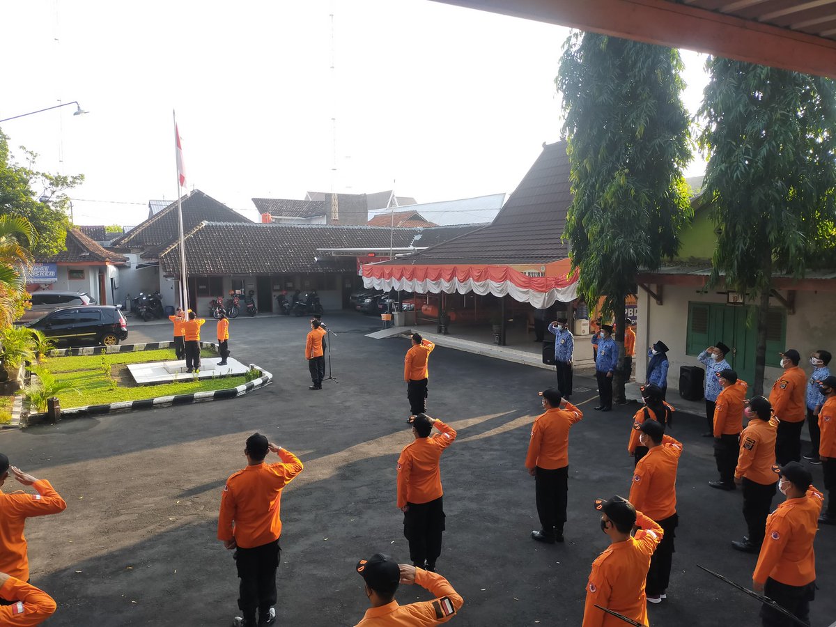 bpbd_sragen's tweet photo. Kegiatan Upacara Benderaa memperingati Hari Ulang Tahun Kemerdekaan Republik Indonesia Ke 76 Tahun 2021. Merdeka Merdeka Merdeka 🇮🇩🇮🇩🇮🇩🇮🇩🇮🇩

#HUTRI76 
#17an
@BNPB_Indonesia 
@bpbdjateng https://t.co/rv2AOQpSXX