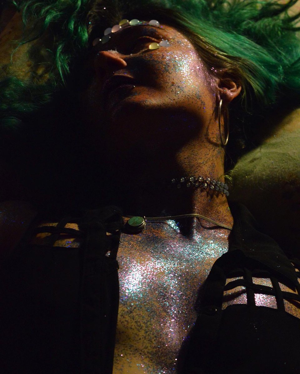 BlyreCpanx's tweet photo. Throwback Glitter Beeb 💚✨💙
*FULLY SET ON MY F@N $ITES*
**L1NK1NMYB10*
#linkinmybio #supportartists #supportsw #supportperformers #throwback #model #modeling #glitter #stlouis #blueandgreen #artist #artistcollaboration https://t.co/SHXsqVFM1F