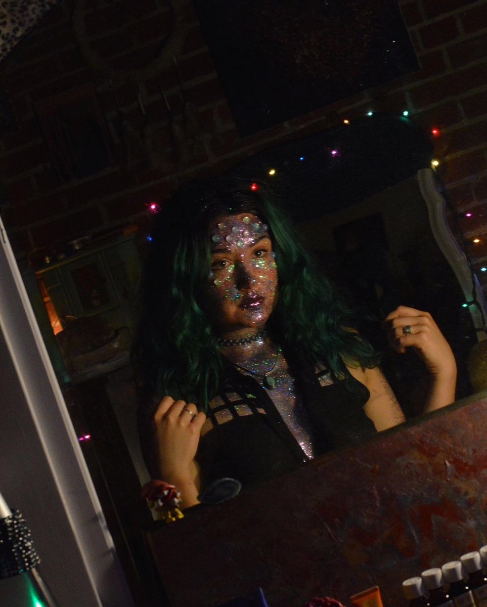 BlyreCpanx's tweet photo. Throwback Glitter Beeb 💚✨💙
*FULLY SET ON MY F@N $ITES*
**L1NK1NMYB10*
#linkinmybio #supportartists #supportsw #supportperformers #throwback #model #modeling #glitter #stlouis #blueandgreen #artist #artistcollaboration https://t.co/SHXsqVFM1F