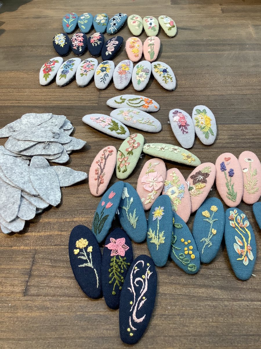 studio_753's tweet photo. クラフト刺繍メンバーの作品🪡店頭のぱっちんピンの在庫が少なくなってきてしまったので焦って組み立て中😅
#ぱっちんピン #yanaka753 #就労継続支援B型 https://t.co/l1mm5VKdr7