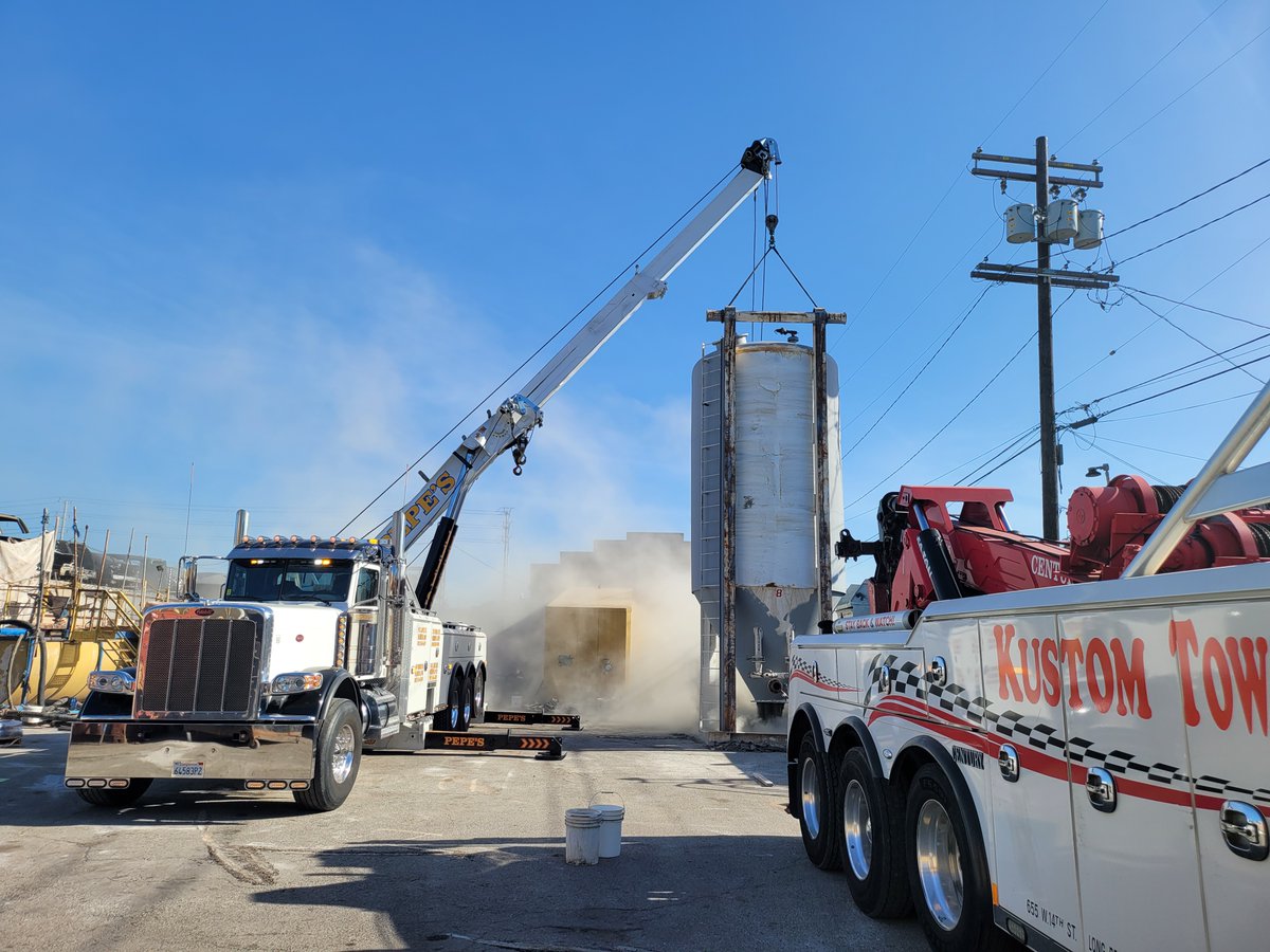 PepeTowing's tweet photo. It's not a rocket?! But I REALLY wish it was! 🚀 Hey @NASA, how's this for a trial for the next launch?!!

#Pepestowing #Heavydutytowing #Truckingdaily #Losangeles https://t.co/86LXu3huAj