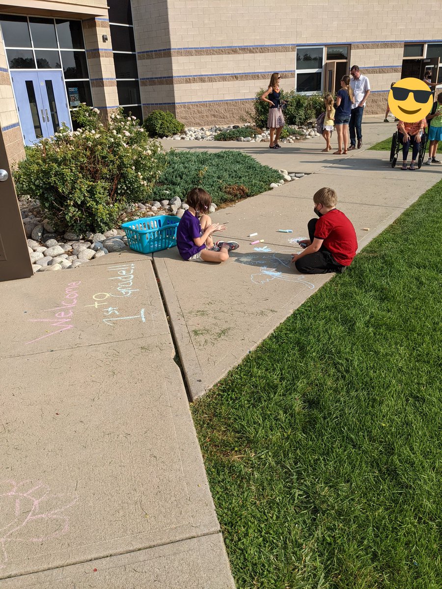 COliphant33's tweet photo. So great to see our families @PrairieRidgeES for our Aloha Meet &amp; Greet! #StVrainStorm  @SVVSDdeputy @melissa_lettis https://t.co/HiDGJensye