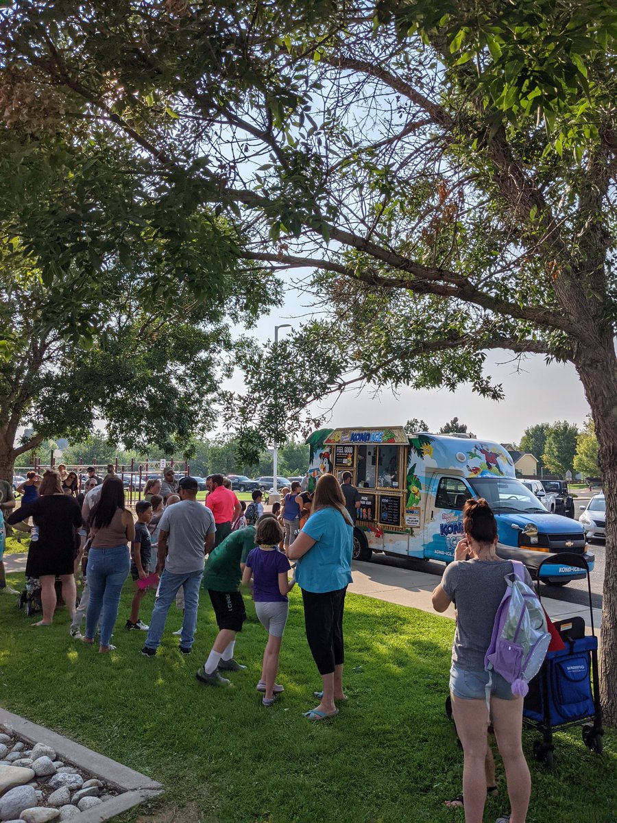 COliphant33's tweet photo. So great to see our families @PrairieRidgeES for our Aloha Meet &amp; Greet! #StVrainStorm  @SVVSDdeputy @melissa_lettis https://t.co/HiDGJensye