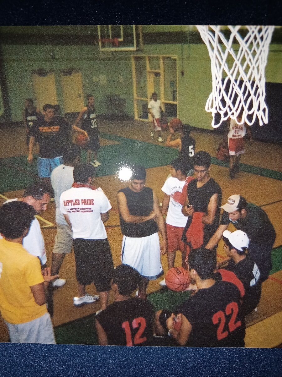 TheRattlerWay's tweet photo. Today one of our high school brothers passed away. May god bless his wife and kids he leaves behind 🙏🏼

Ricky Zarate was one of the nicest person you could ever be around. Scrappiest skinny big man I’ve ever seen play. 

#UltimateTeammate #06Crew https://t.co/Qr2dPXugZN