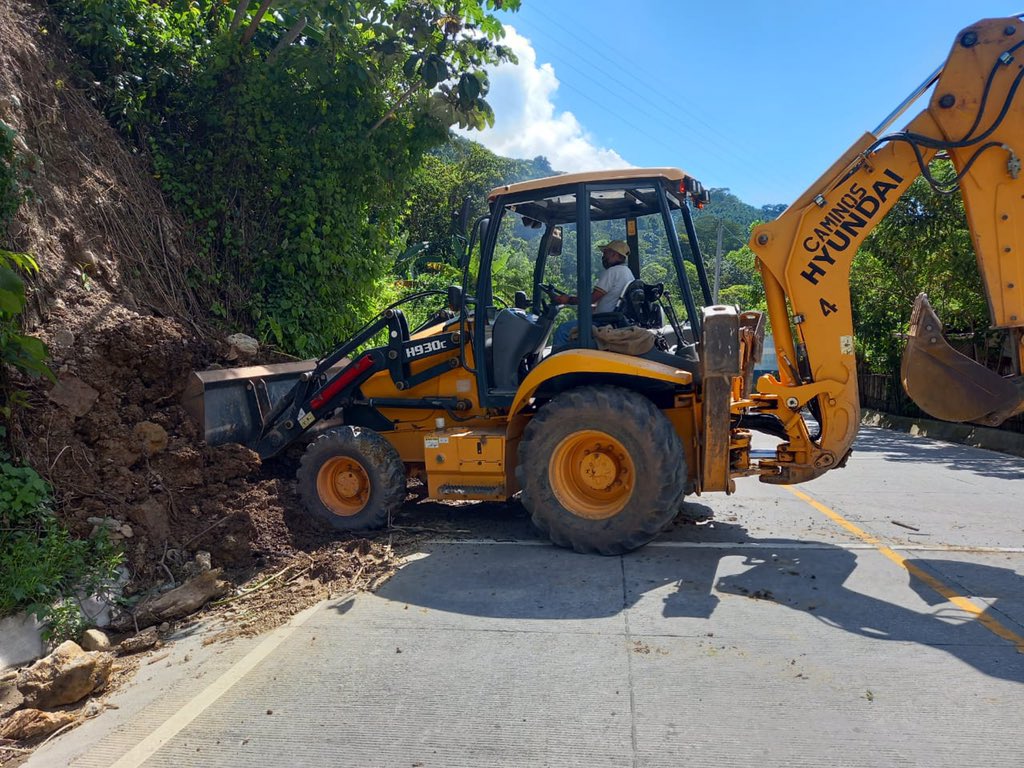 #EmergenciaAtendida| A través de la zona vial 7 de <a href="/CAMINOS_CIV/">caminos_civ</a>, se atendió la remoción de derrumbes desde los km. 194 al km. 206.2, de la ruta RN-7E.
La ruta ha quedado  expedita para la circulación vehicular.