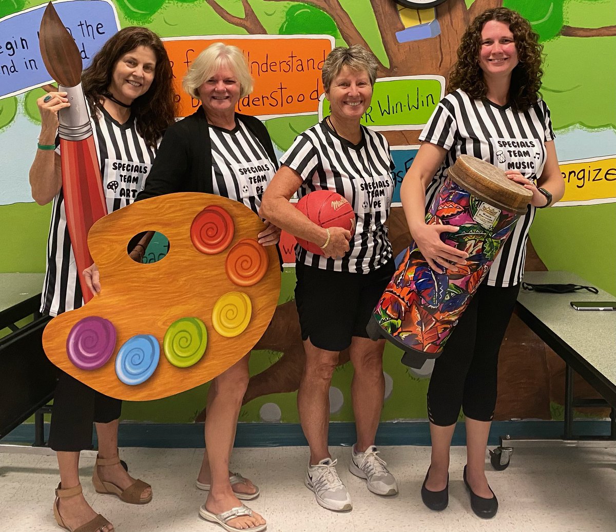 Orangewood_Elem's tweet photo. Our Specials Team is ready to teach! #teamspecials 🧡🐾 https://t.co/jJVM6lzatS