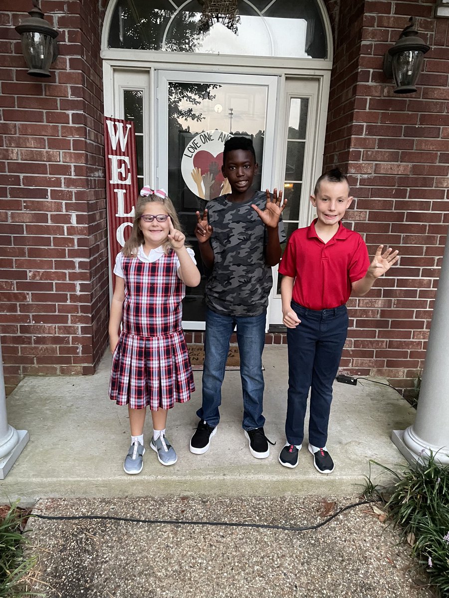 jasonbwebb's tweet photo. 1st day was a win! So proud!
Lamar 7th Grade Maumelle Middle @pcssdschools 
Kenny 4th grade &amp; Lynn 1st grade &amp; @beccawebb15 16th year @WilliamsLRSD https://t.co/wMc8fqTbi4