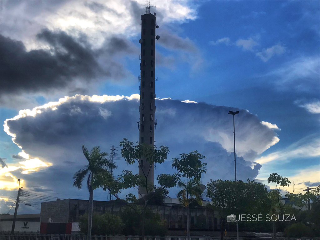 roraimadefato's tweet photo. Um fim de tarde na Praça do Centro Cívico https://t.co/1MKRnCpT1m