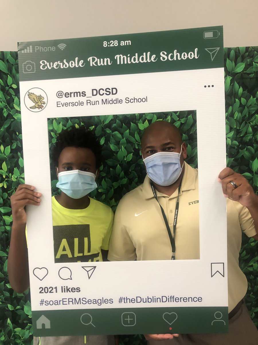 ERMS_Technology's tweet image. New incoming ERMS 6th graders &amp;amp; family getting pictures with the top guy, Principal Dr Kyle Gibson! It is going to be a great school year! #soarERMSeagles #DublinDifference