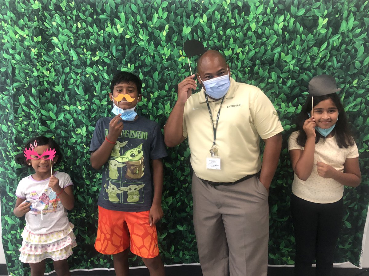 ERMS_Technology's tweet image. New incoming ERMS 6th graders &amp;amp; family getting pictures with the top guy, Principal Dr Kyle Gibson! It is going to be a great school year! #soarERMSeagles #DublinDifference