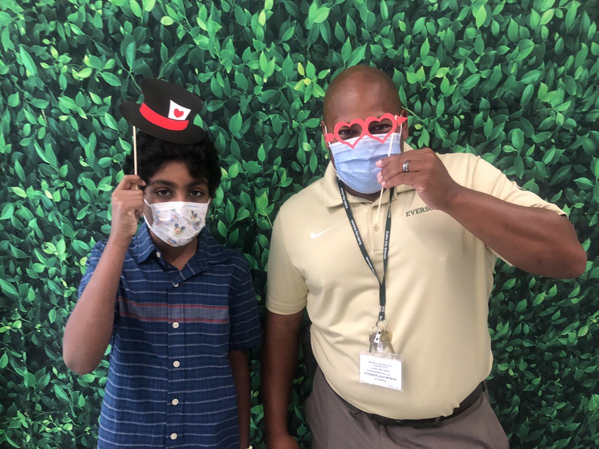 ERMS_Technology's tweet image. New incoming ERMS 6th graders &amp;amp; family getting pictures with the top guy, Principal Dr Kyle Gibson! It is going to be a great school year! #soarERMSeagles #DublinDifference